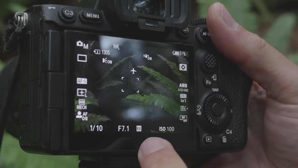 Aperture value shown on camera display being adjusted
