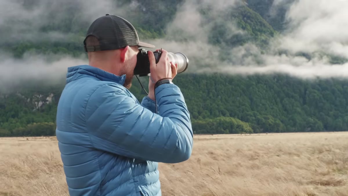 Ducks flying through the foggy scene, Patino tracking them