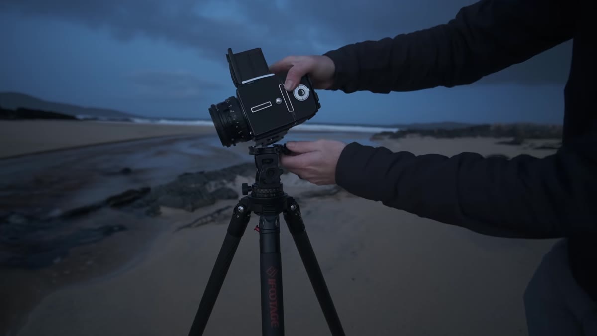 Photographer loading Fuji Provia film, discussing dynamic range