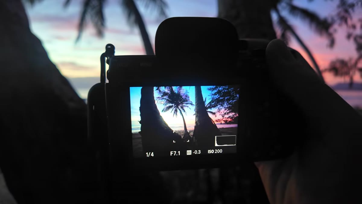 Camera settings displayed: ISO 200, F7, quarter second shutter