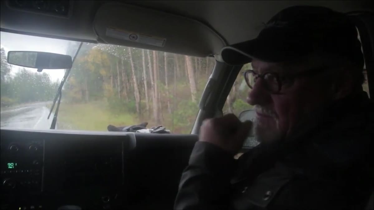 Photographer describing quiet exit from vehicle near deer