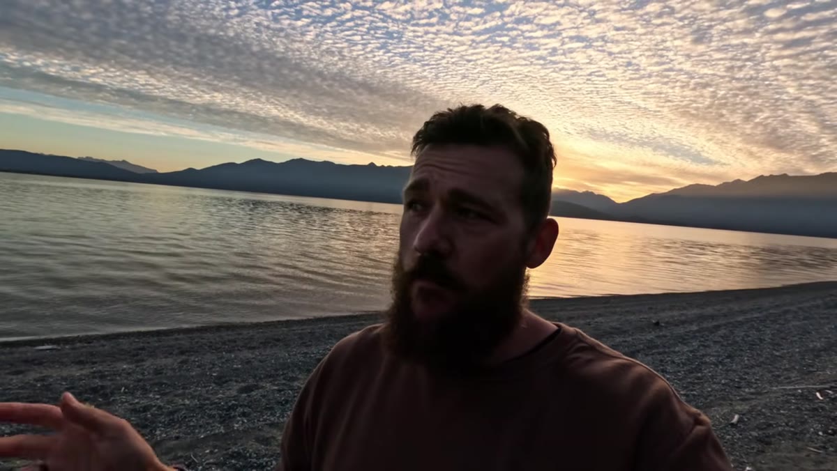 Patino explaining how high clouds hold color long after the sun drops below the horizon