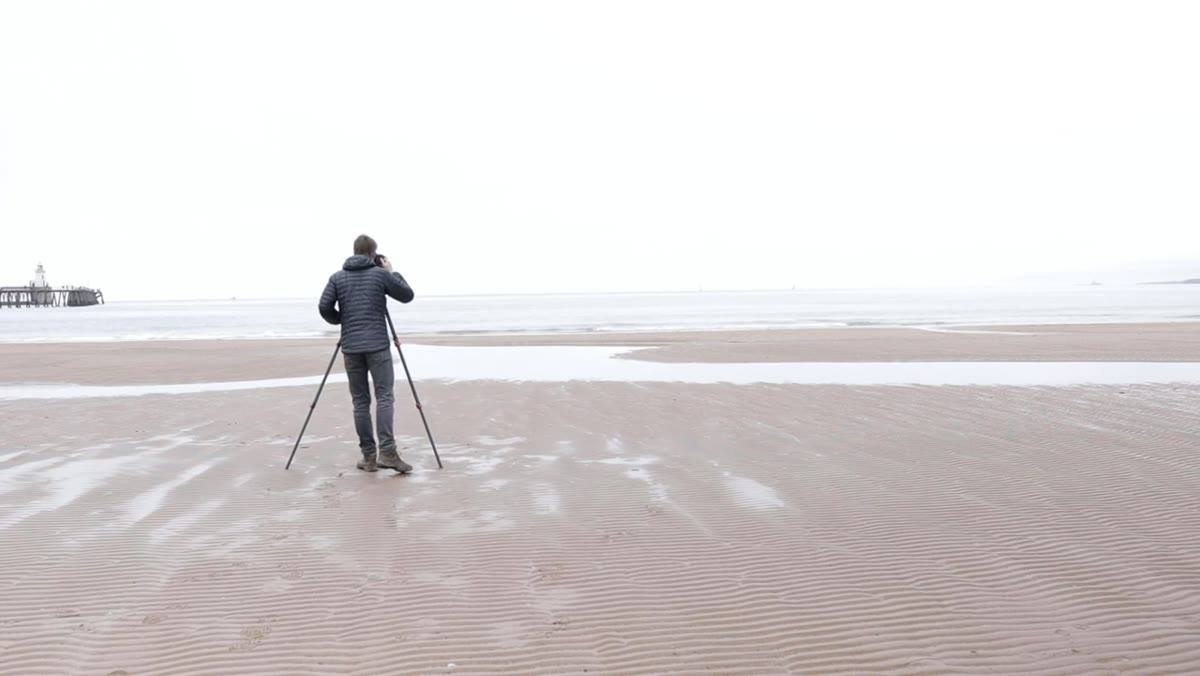 Nearly empty sand composition - extremely minimal frame