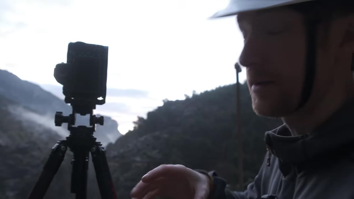 Heaton switching from 24-70mm to a 100-400mm telephoto lens