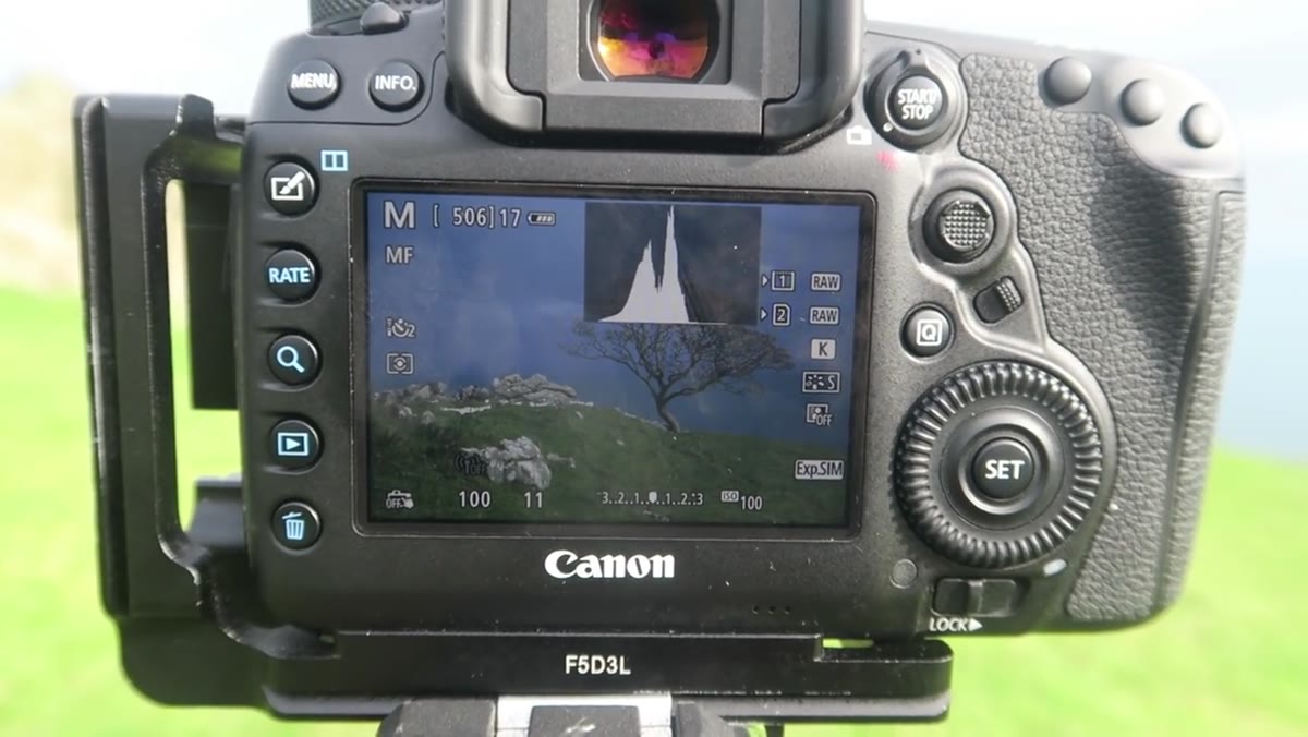 Camera settings visible, shooting in manual mode midday