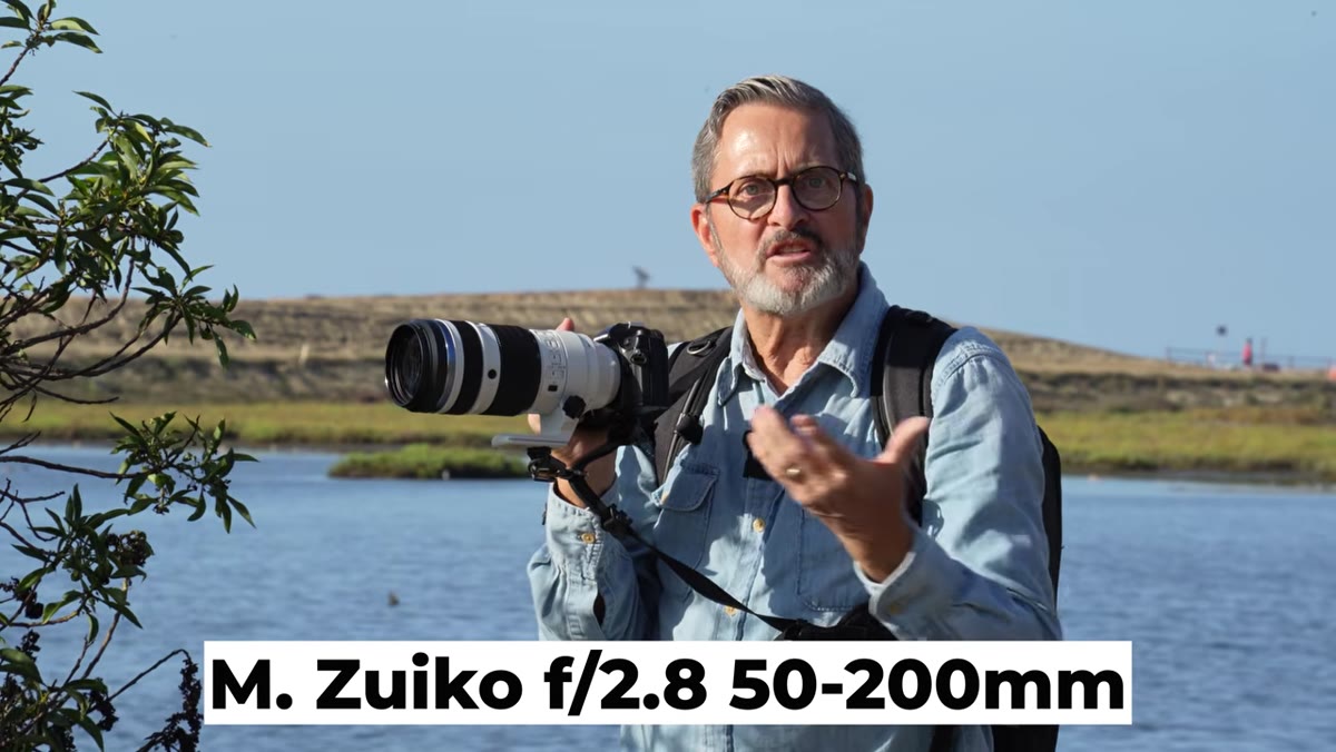 Presenter explaining the 100-400mm equivalent focal range