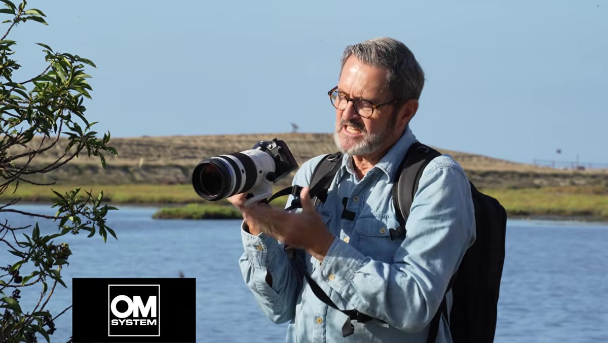 Presenter showing the removable tripod collar on the lens