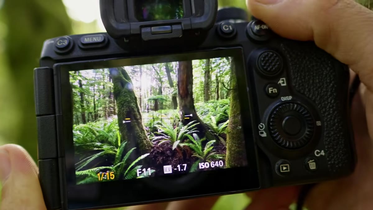 Patino adjusting focal length from 16mm through 28mm on camera