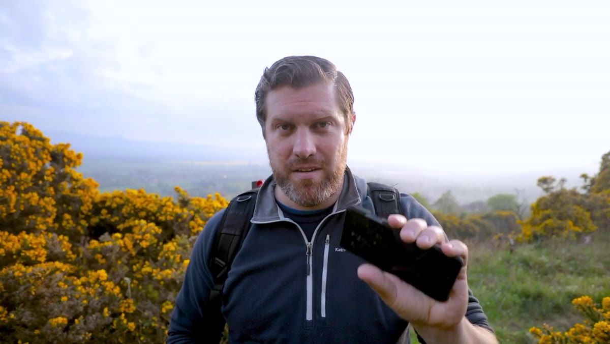 Comparing phone screen image to DSLR viewfinder in bright conditions