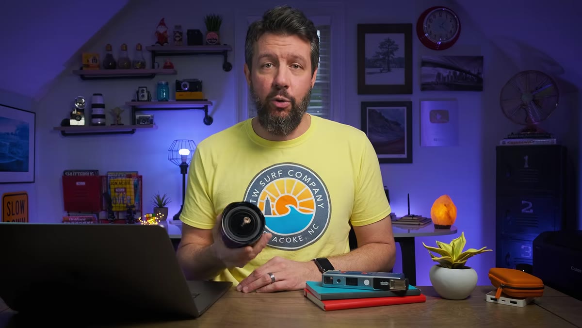 Mark explaining weather dependency with ultra-wide landscape image on screen