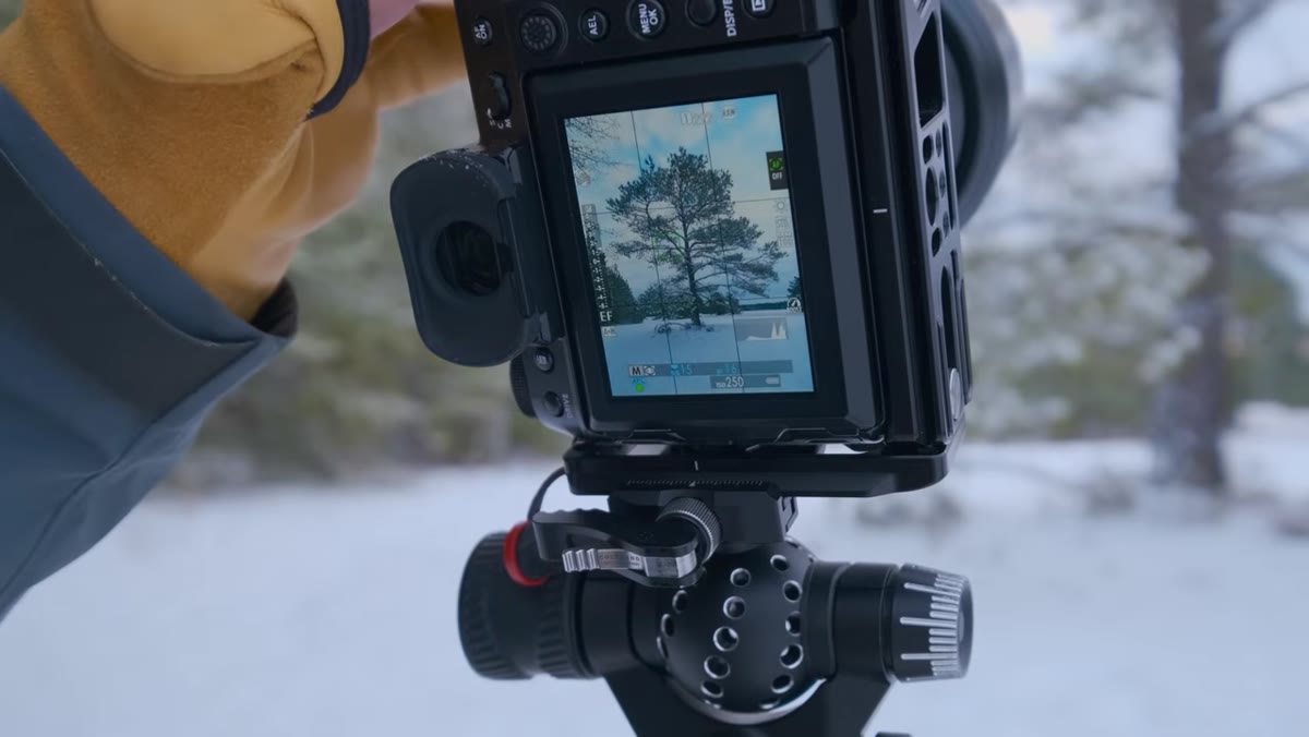 Camera screen showing snow scene, exposure discussion