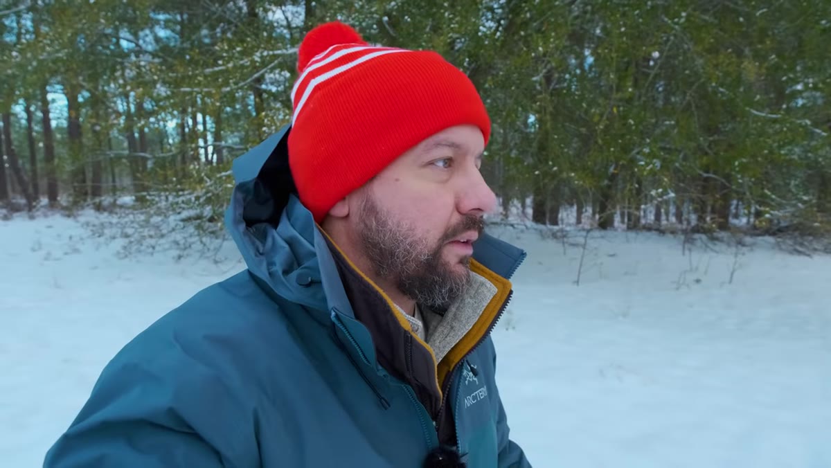 Longer focal length being considered, zooming to branch detail