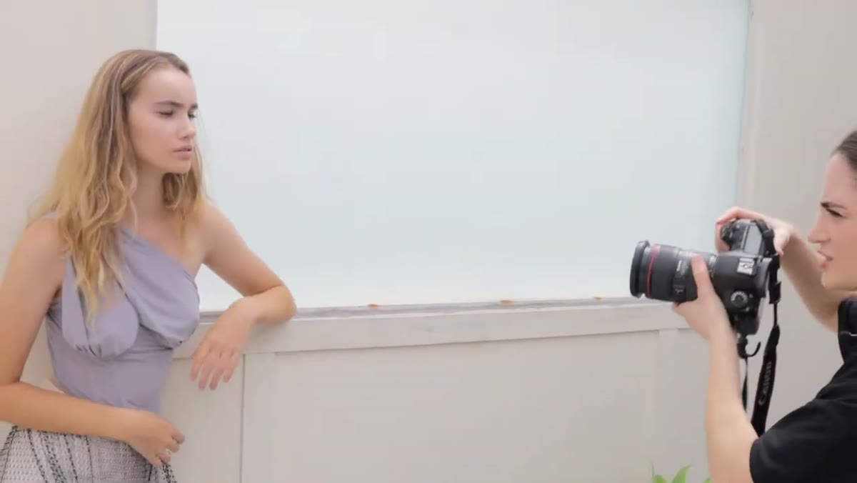 Reflector being positioned near the subject&rsquo;s face in outdoor light