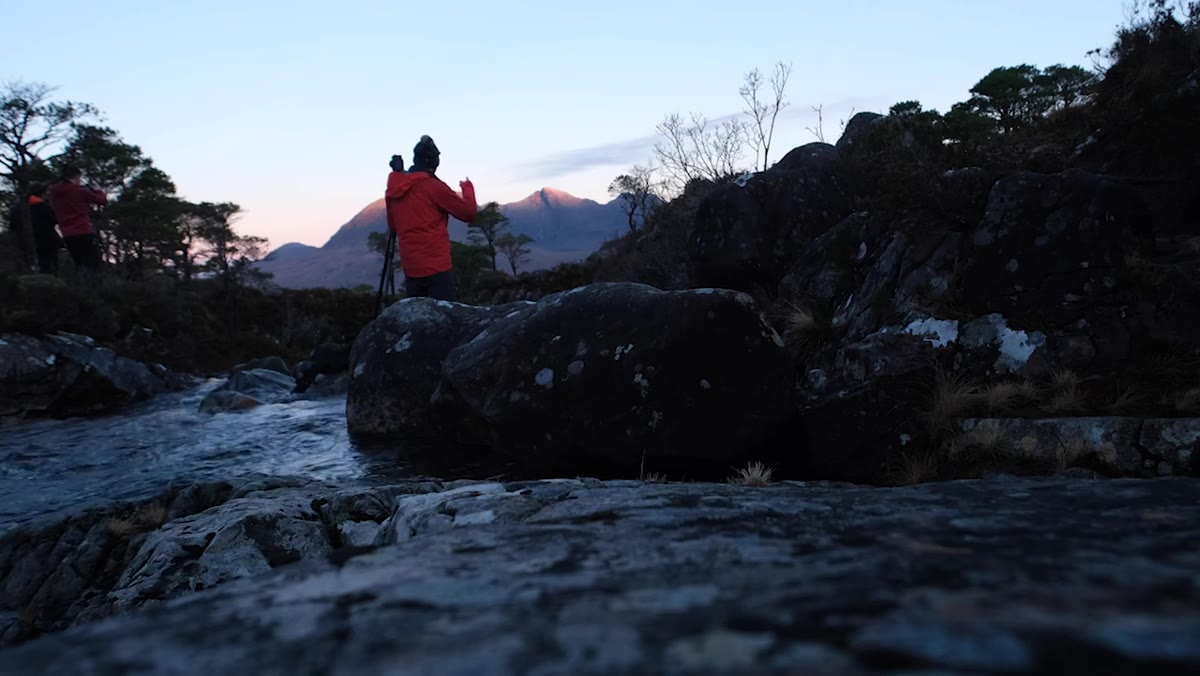 Camera settings shown at 24mm on a 24-70mm lens, focused on mountain