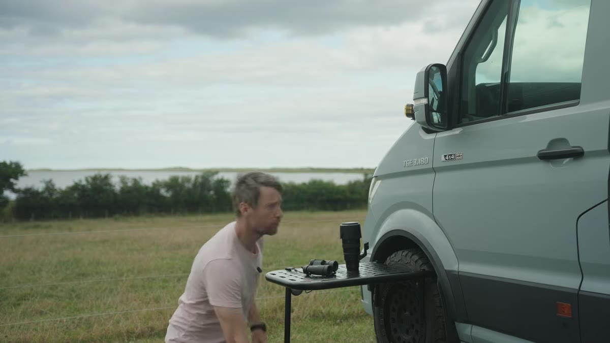 Thomas assembling 100-400mm lens and checking battery