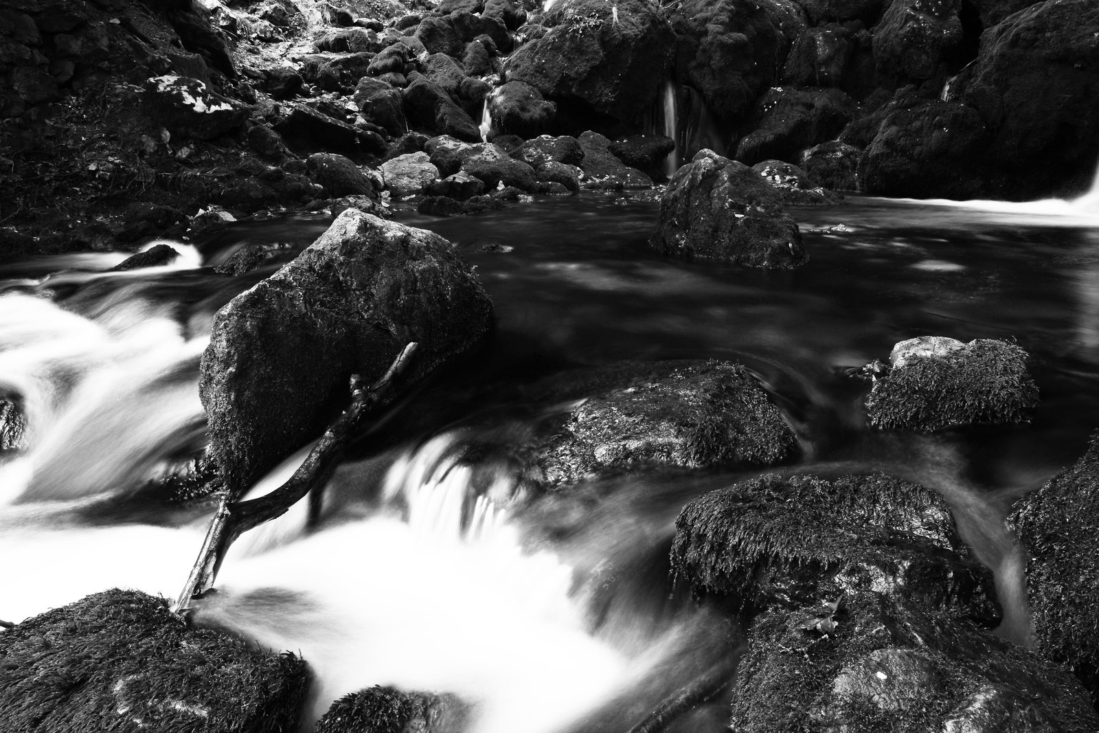 Why Your Waterfall Photos Look Flat (And What to Fix Before You Even Raise the Camera)